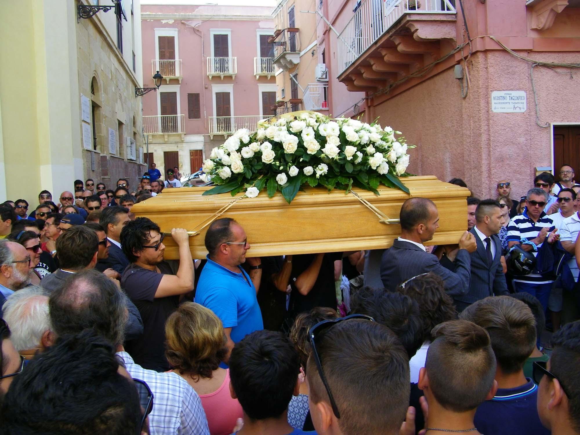 I funerali delle due vittime dell'incidente mortale a Carloforte