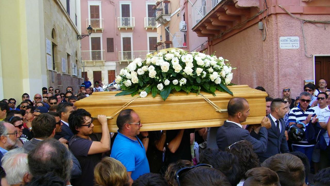 I funerali delle due vittime dell'incidente mortale a Carloforte