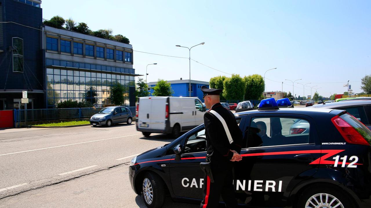 Carabinieri davanti alla sede di Cpl Concordia