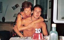 Luca Stefanini con la mamma Mina durante il compleanno dei 20 anni 