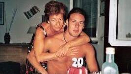 Luca Stefanini con la mamma Mina durante il compleanno dei 20 anni
