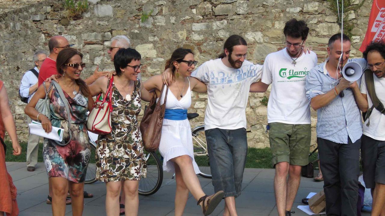Il ballo del sirtaki in piazza delle Carceri (foto Batavia)