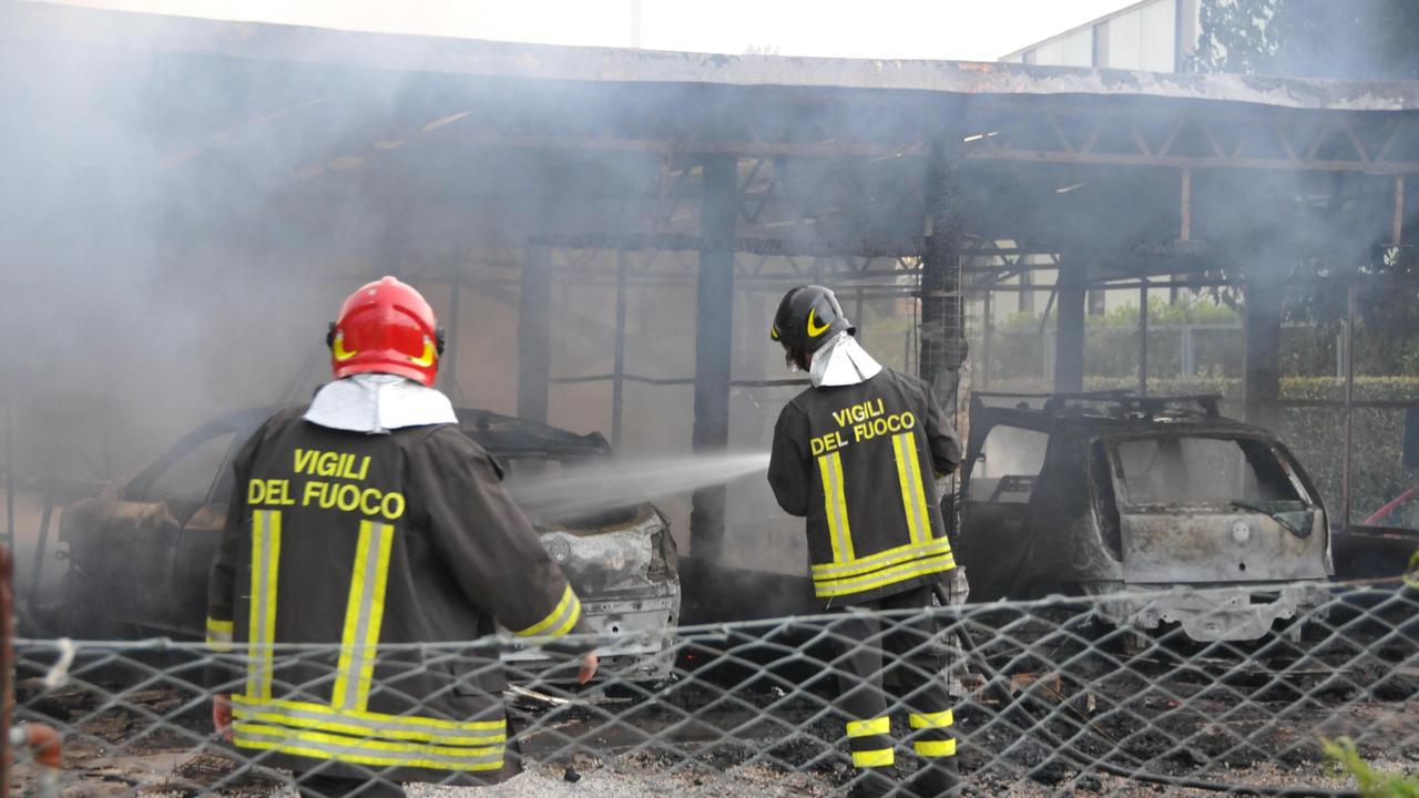 Barbecue a fuoco, distrutte due auto