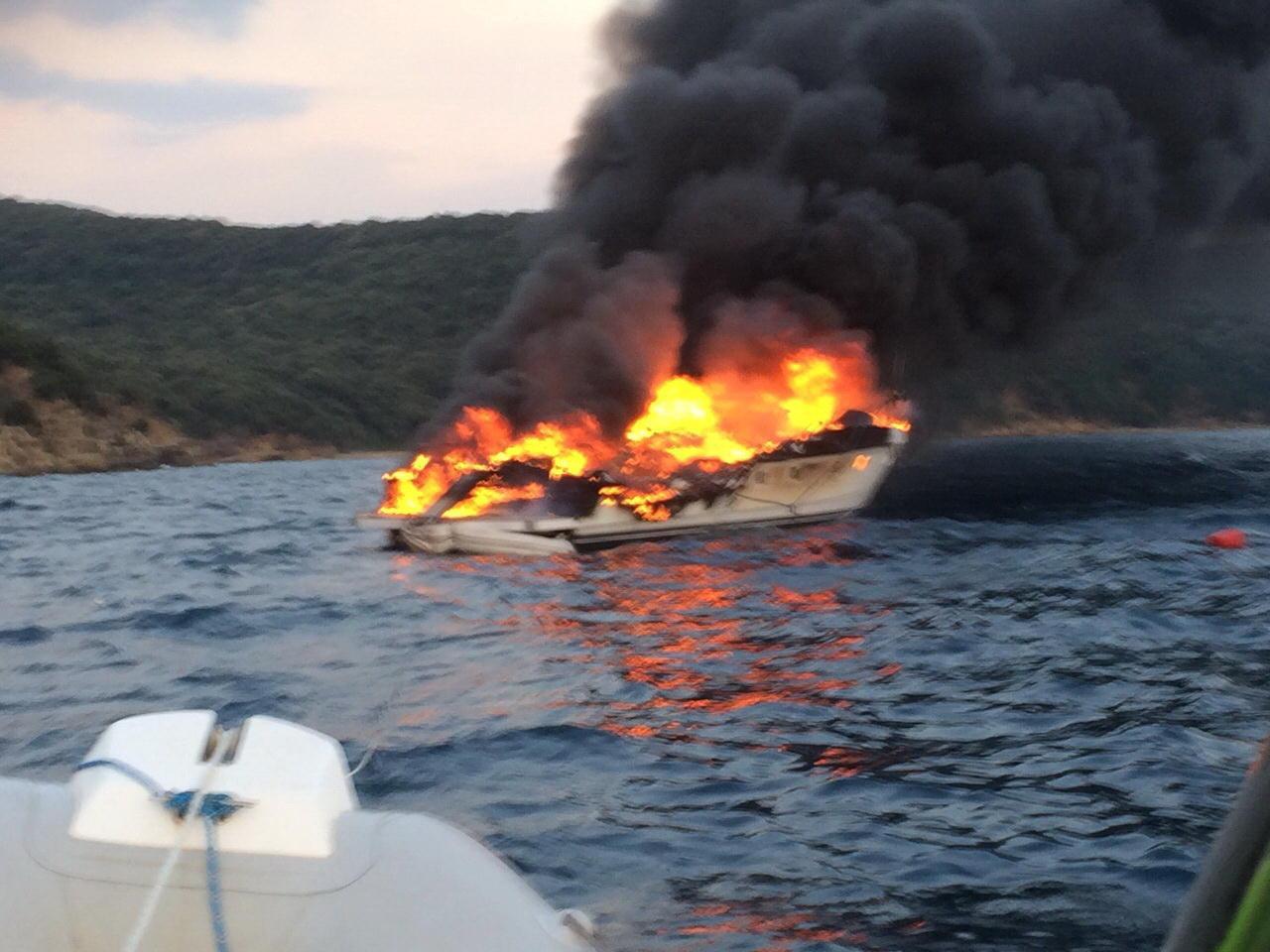 La barca divorata dalle fiamme a Puntone