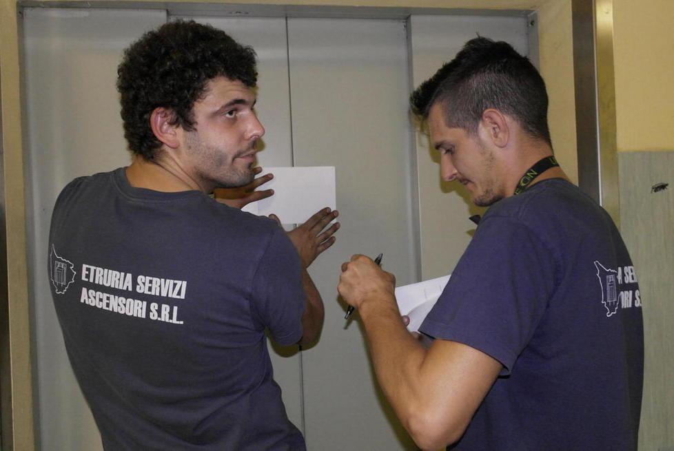 Ascensore “sbanda” feriti due magazzinieri 