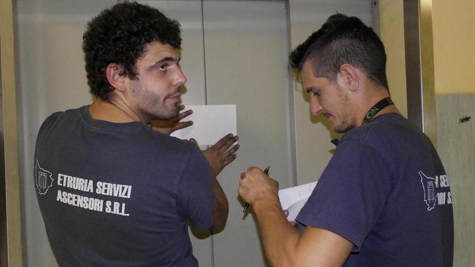 Ascensore “sbanda” feriti due magazzinieri