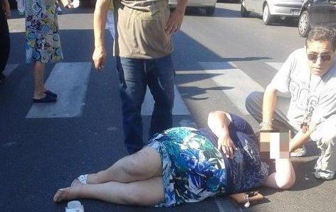 Travolta sulle strisce da una macchina Paura in via Giusti 