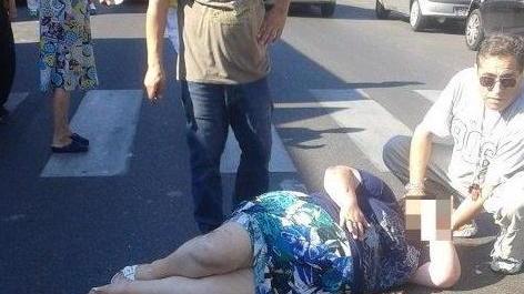 Travolta sulle strisce da una macchina Paura in via Giusti