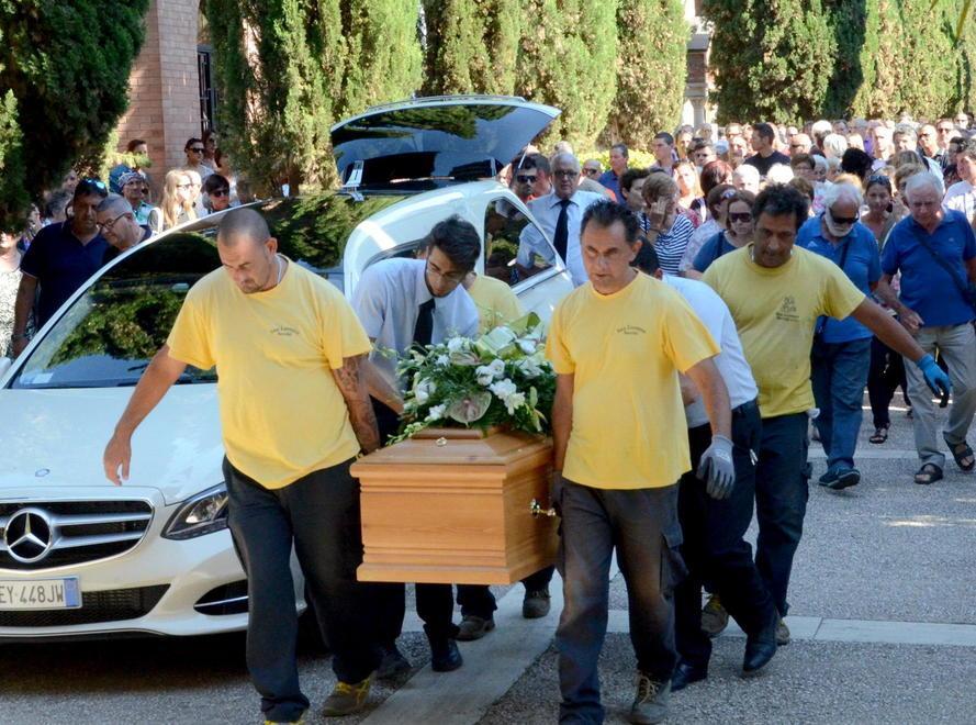 Una folla al funerale di Emiliano 