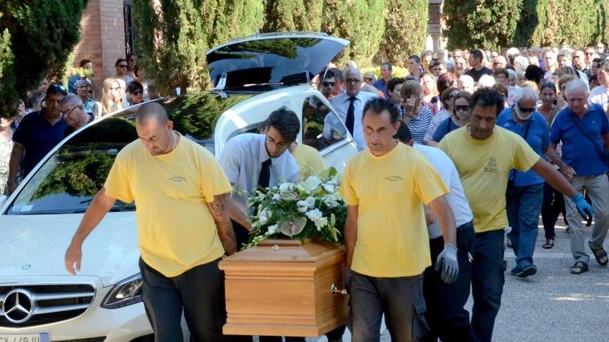 Una folla al funerale di Emiliano