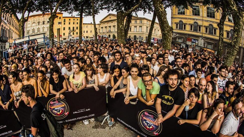 Dai social l’attacco del pubblico in piedi