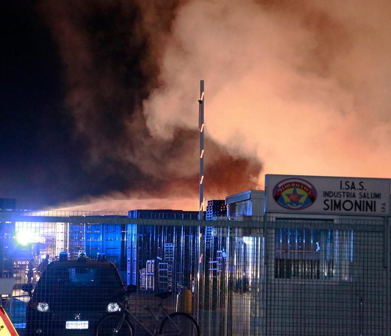 Rogo distrugge il deposito del salumificio Simonini 