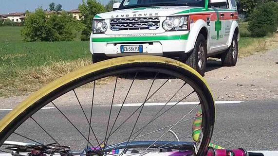 Ciclista investita da un’auto, è grave