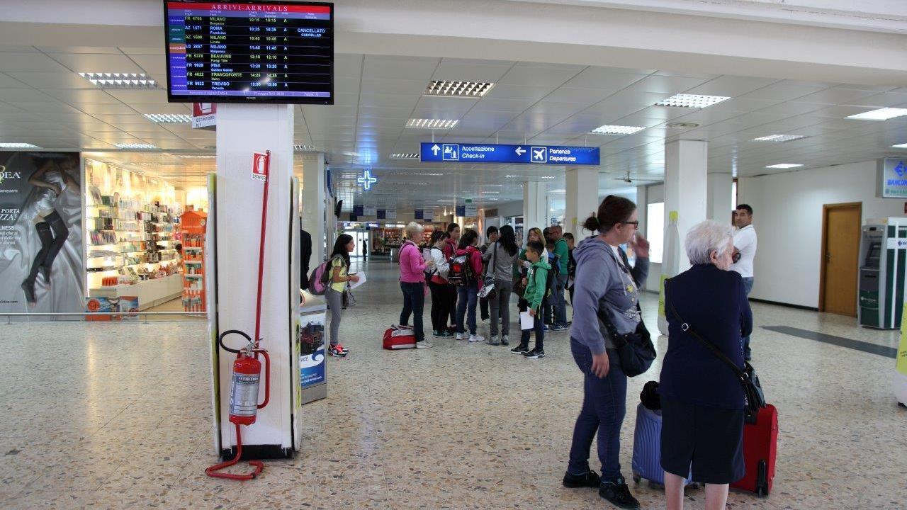Passeggeri in aeroporto ad Alghero