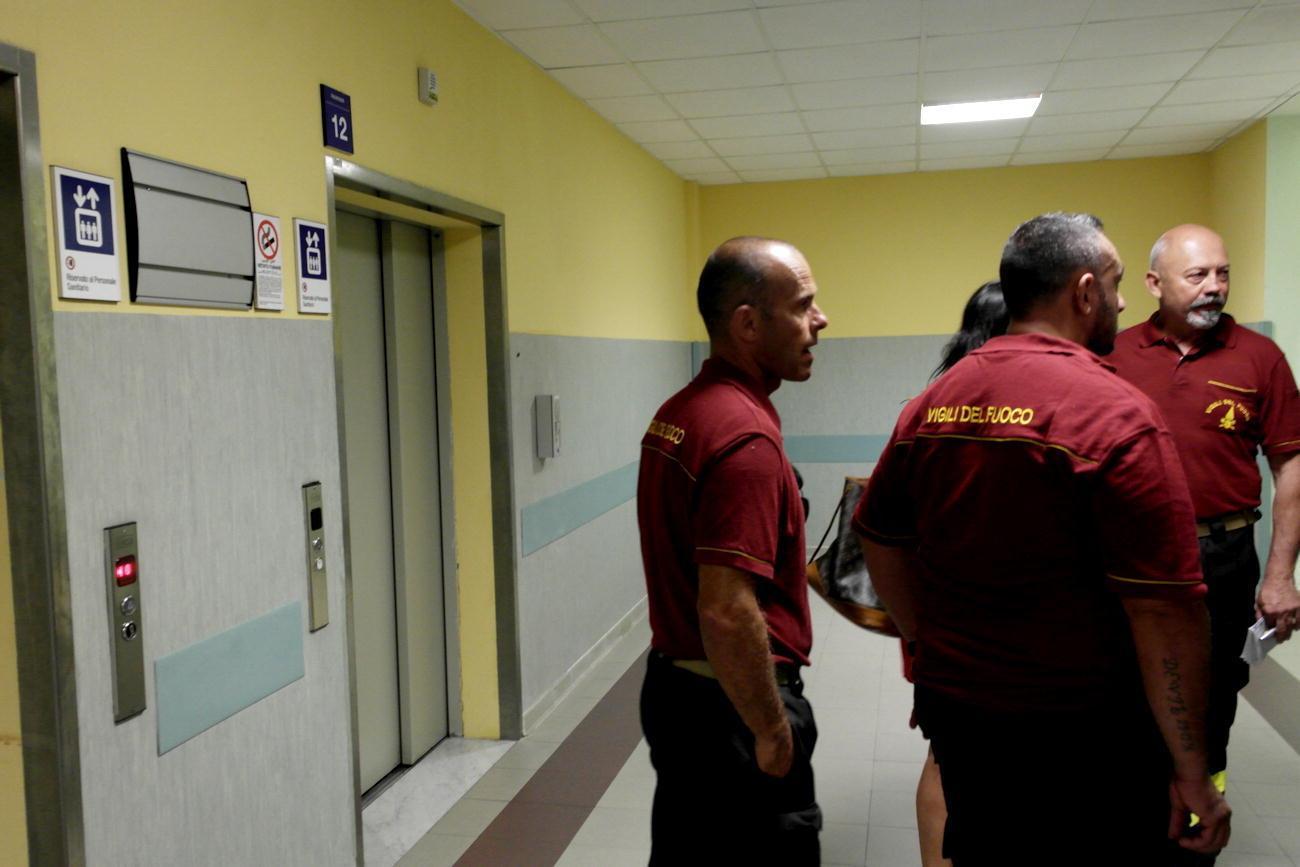 Vigili del fuoco davanti all'ascensore che si è guastato a Cisanello