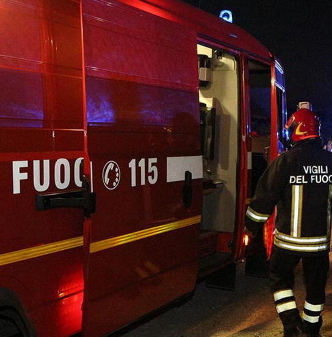 L’auto va a fuoco nella campagne È un atto doloso