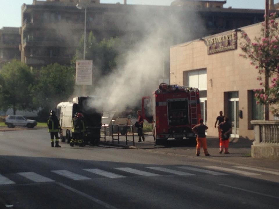 Il principio di incendio partito all'interno di un mezzo Asm in via Roncioni (foto Francesco Melani)