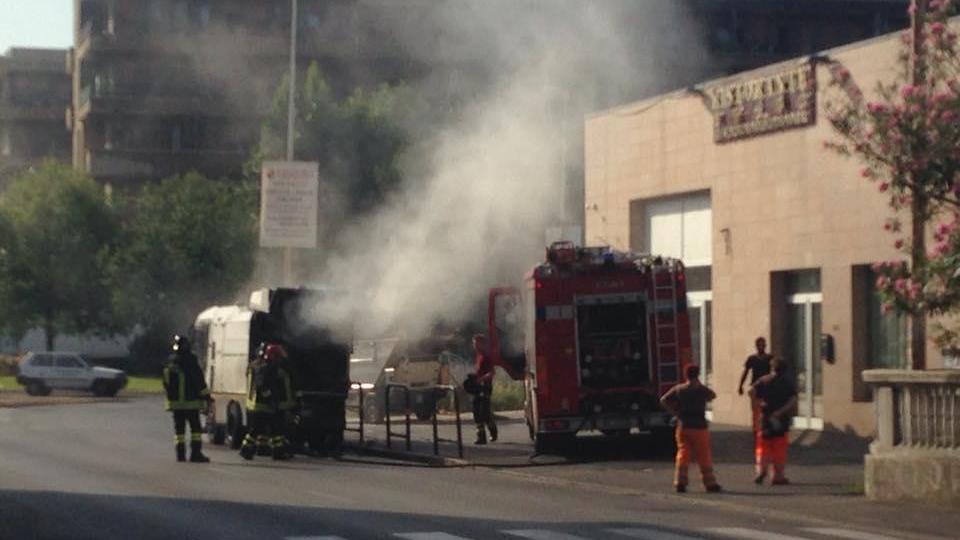 Il principio di incendio partito all'interno di un mezzo Asm in via Roncioni (foto Francesco Melani)