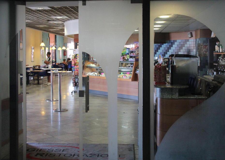 Caos alla stazione marittima: «Pronti a bloccare il bar» 