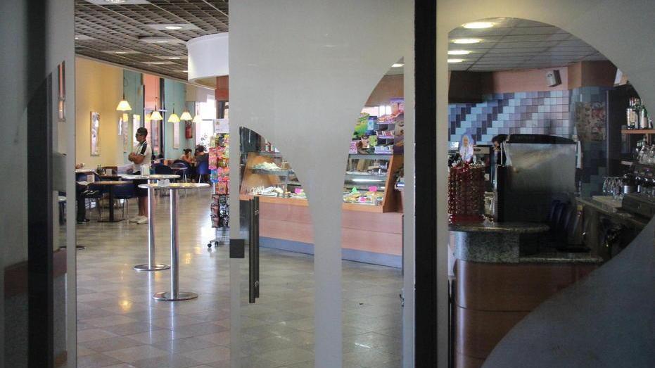 Caos alla stazione marittima: «Pronti a bloccare il bar»