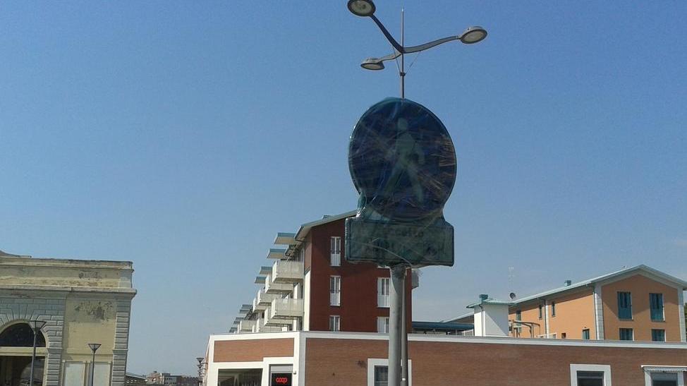 Falsa area pedonale, oscurato il cartello a Porta a Mare