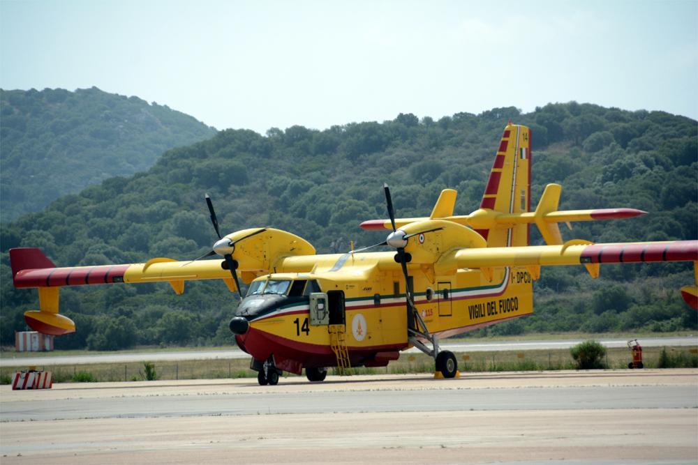 Incendi in sei centri della Sardegna, mezzi aerei in azione