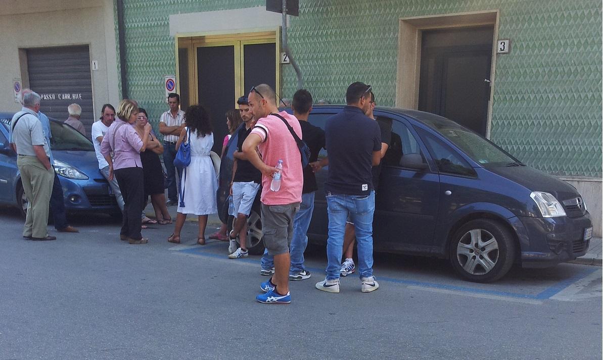 Il dolore di amici e parenti di Riccardo Tocchi davanti alla camera ardente (foto il Tirreno)