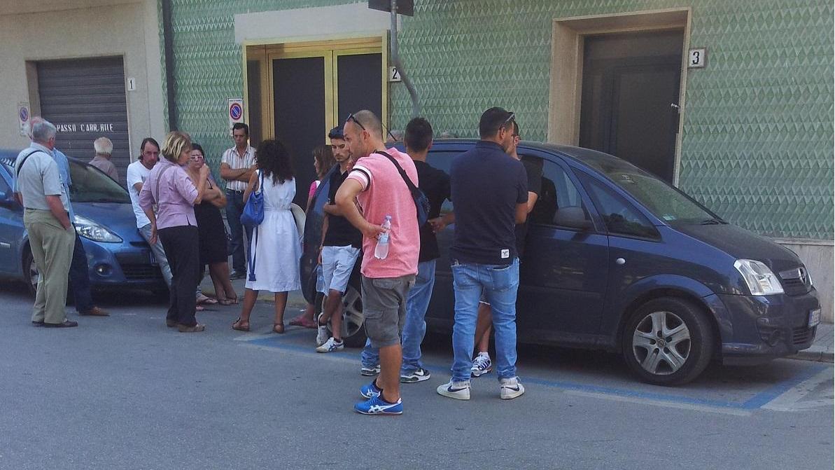 Il dolore di amici e parenti di Riccardo Tocchi davanti alla camera ardente (foto il Tirreno)