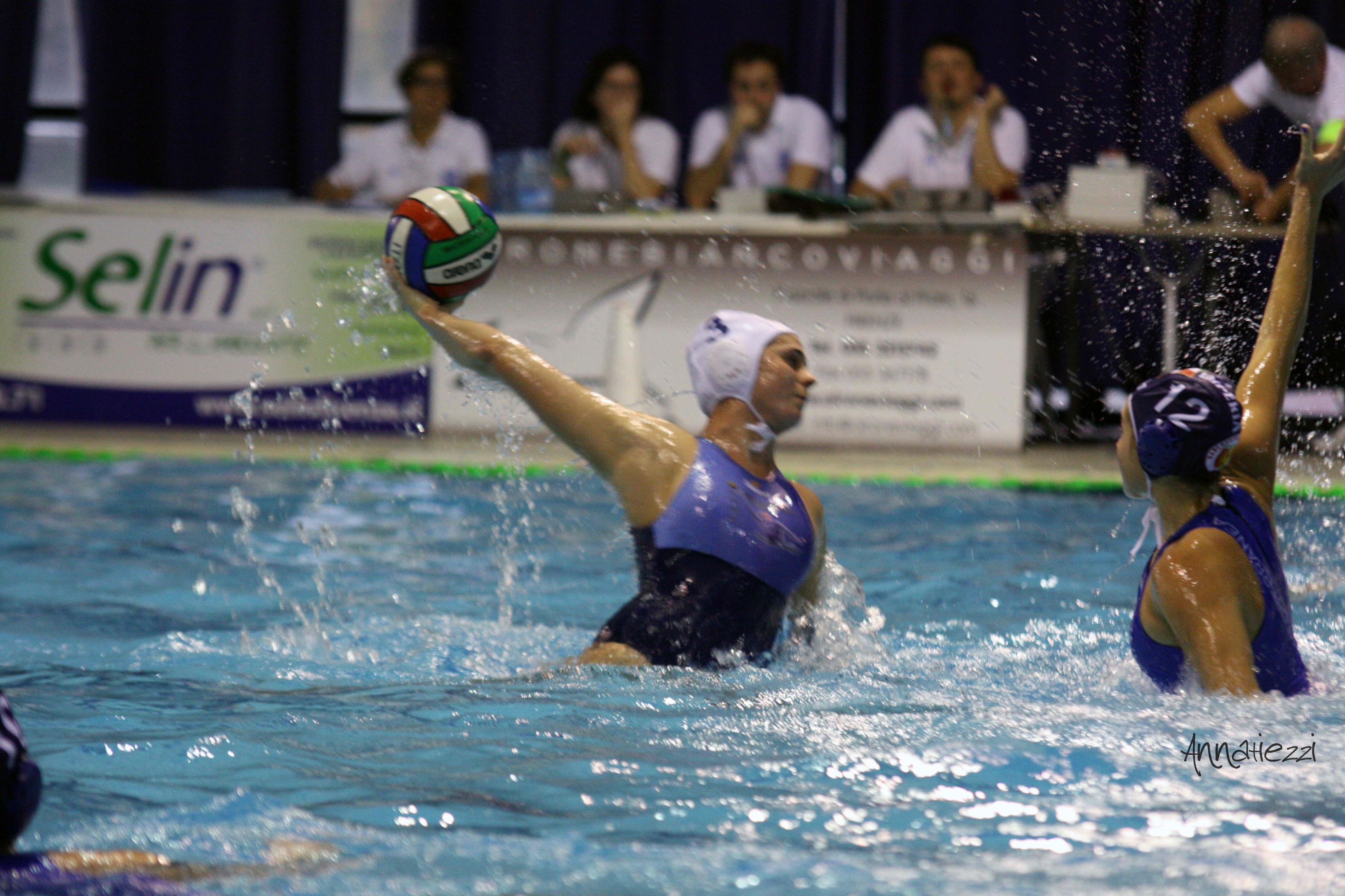 Gloria Giachi della Waterpolo Prato al tiro