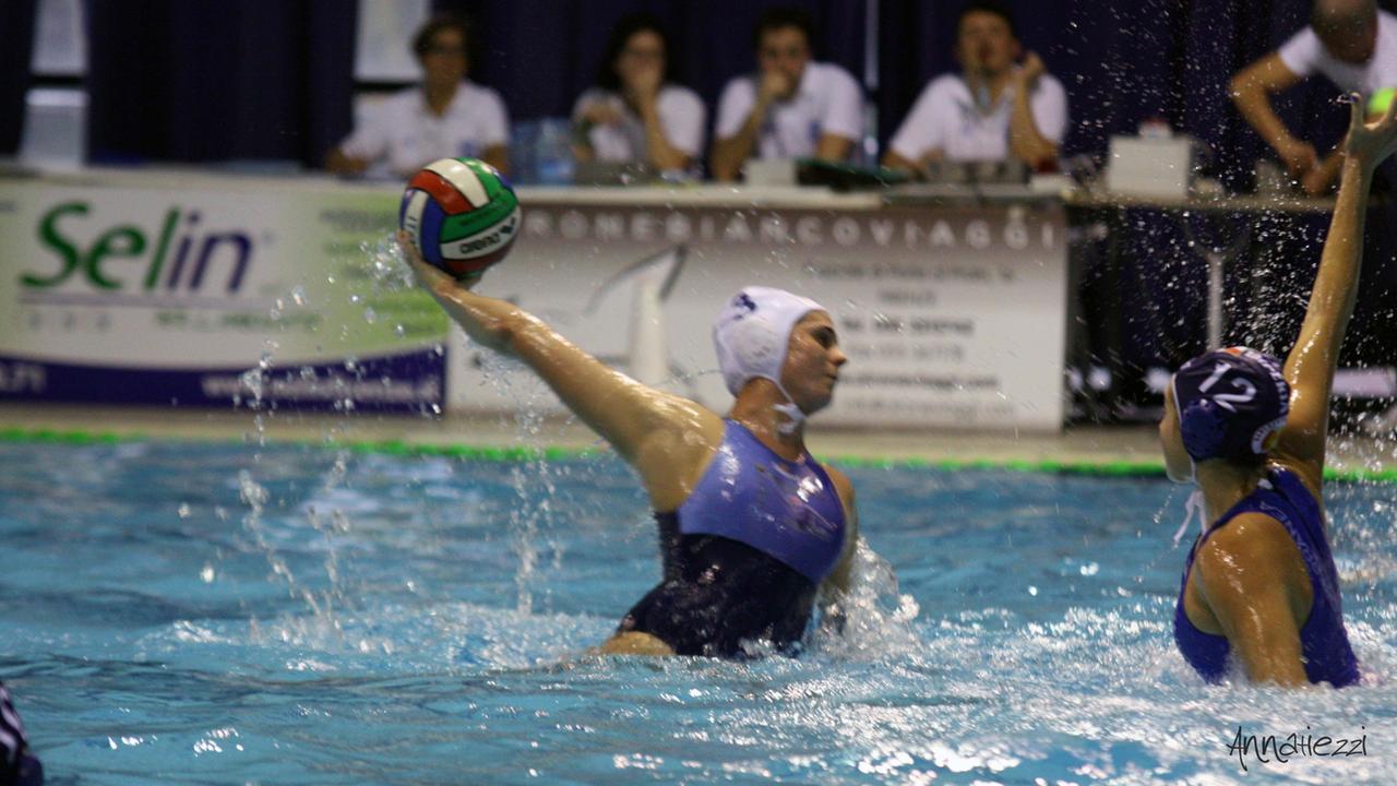 Gloria Giachi della Waterpolo Prato al tiro