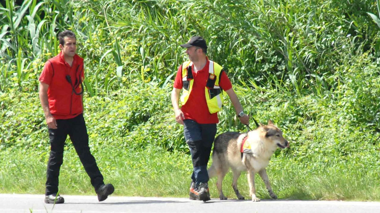 I volontari del Soccorso Alpino nei boschi di Vico Pancellorum alla ricerca di due turisti che si sono perduti