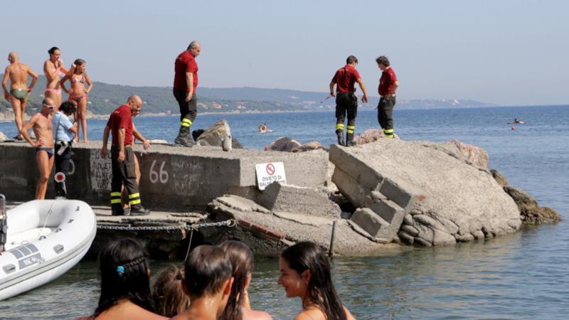 I vigili del fuoco al moletto quercianella (Marzi/Pentafoto)