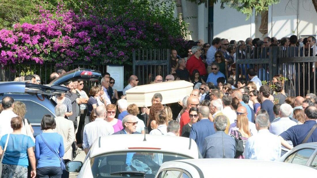 Il funerale dell'avvocato Valeria Congiatu