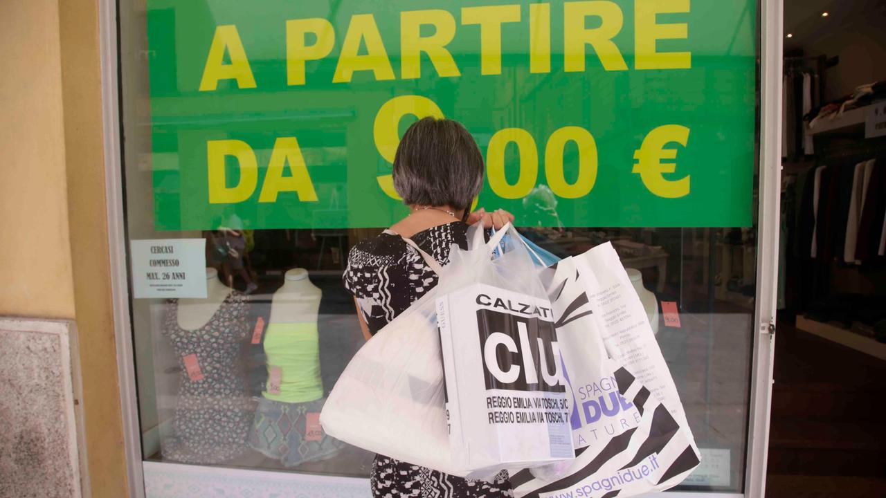 Al via i saldi di fine stagione sotto la canicola
