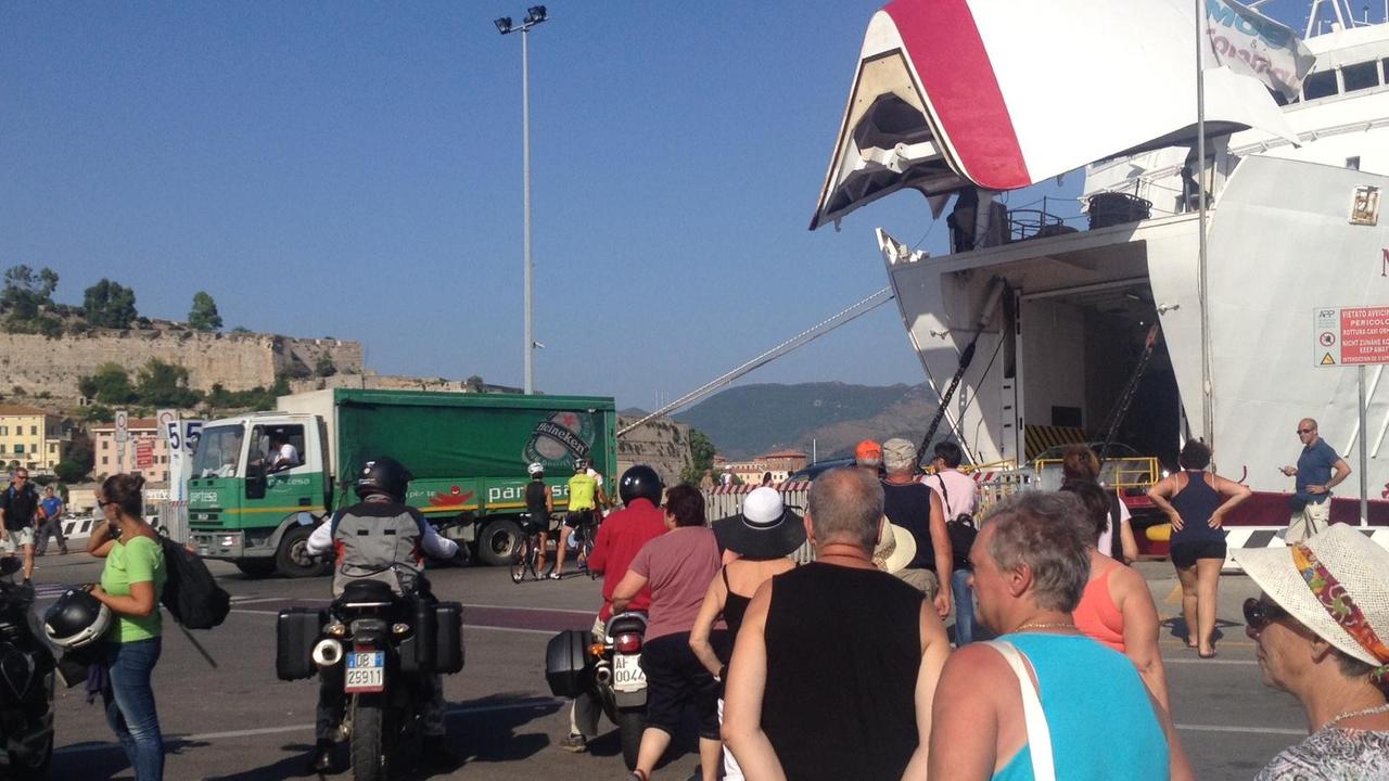 Turisti sbarcano a Portoferraio