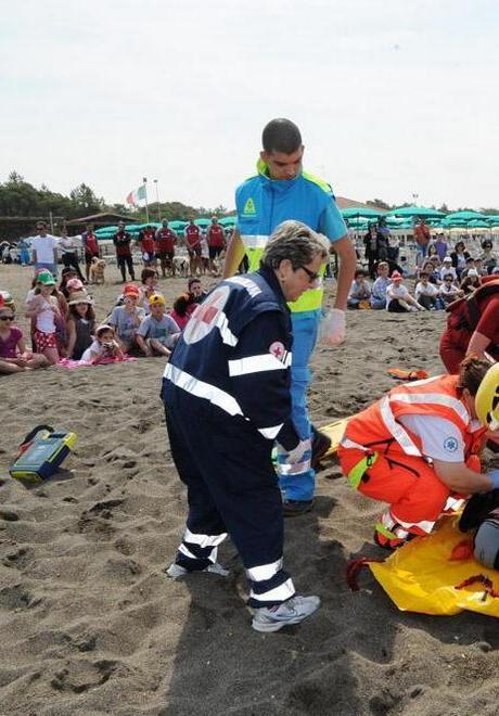 Si sente male mentre fa il bagno salvato turista empolese