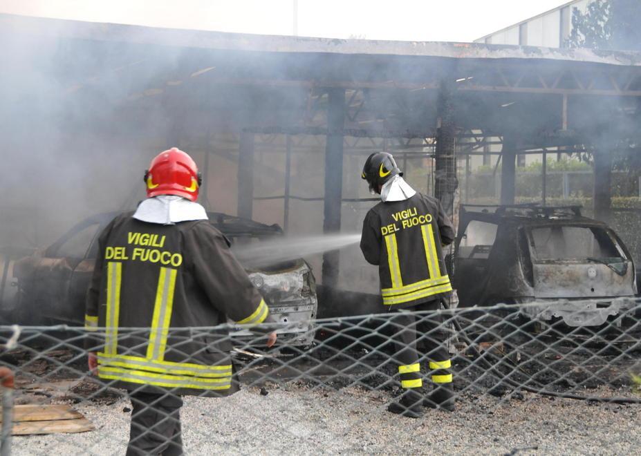 Barbecue a fuoco, distrutte 2 auto 