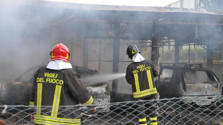 Barbecue a fuoco, distrutte 2 auto
