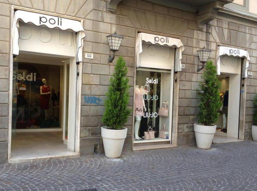 Insegue il ladro e lo agguanta per il collo 
