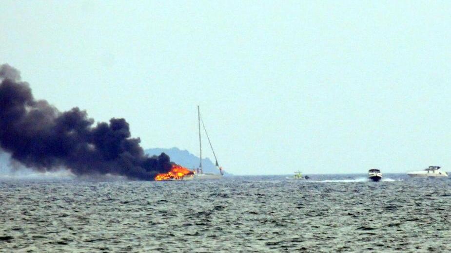 Yacht prende fuoco, si salvano in sette