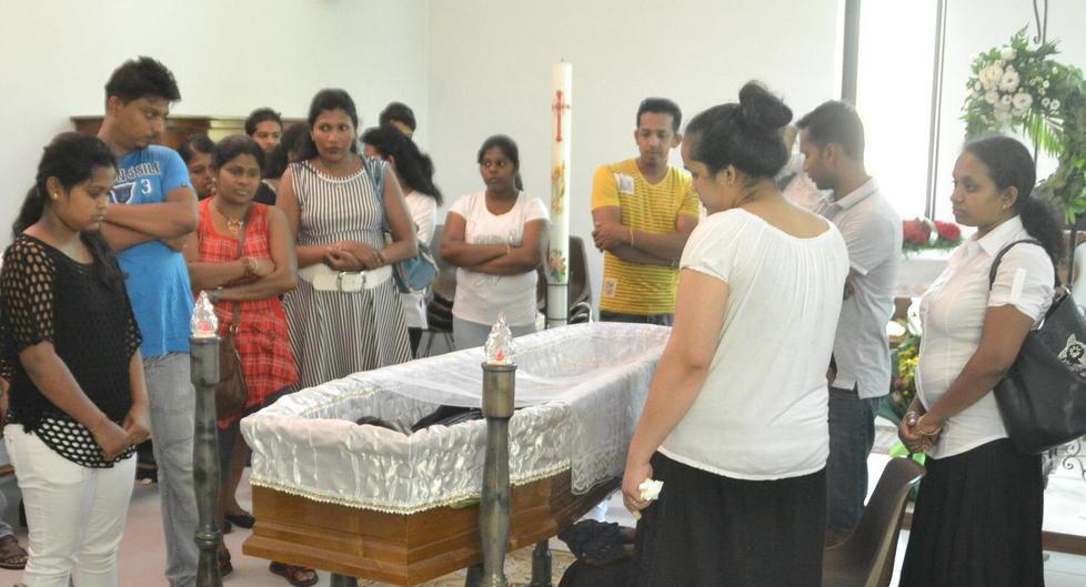 Strazio di parenti e amici durante la cerimonia d’addio del ragazzo annegato nel Serchio 