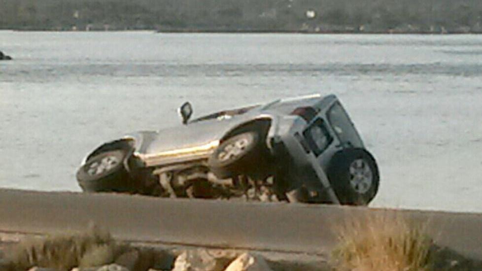 Col Suv finisce sugli scogli: illeso