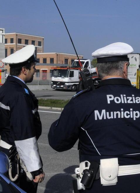 Si “barrica” in terrazza, convinto a scendere e salvato