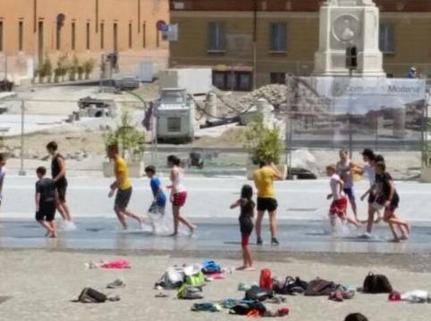 «Piazza Roma, non tolleriamo comportamenti indecorosi»