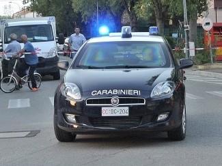 Cade mentre si arrampica sul balcone 
