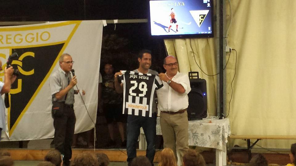 Il presidente del Cgc Alessandro Palagi consegna la maglia numero 29 a Jepi Selva