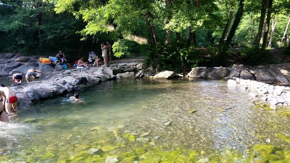 Gli scogli del torrente Carigiola presi d'assalto dai bagnanti