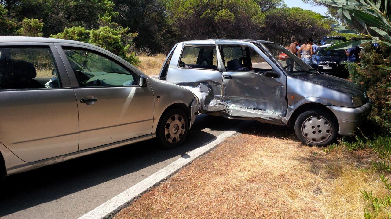 Le auto coinvolte nell'impatto sulla litoranea di Platamona
