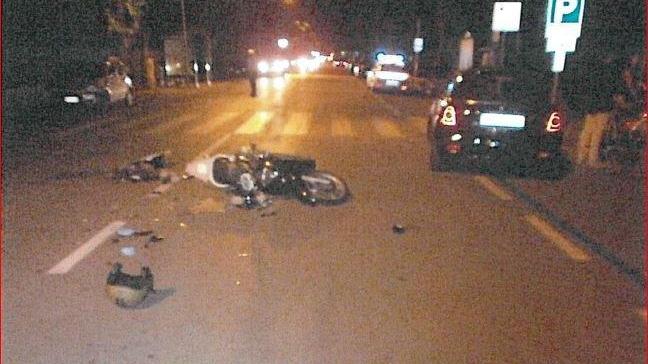 La scena dell'incidente avvenuto sul viale Apua a Fiumetto