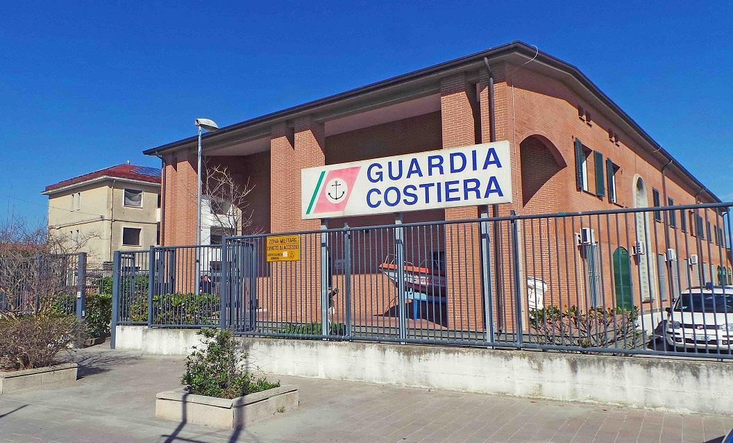 Muore in spiaggia sotto gli occhi dei bagnanti